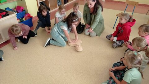 Dzieci ćwiczą udzielanie pierwszej pomocy