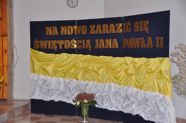 dekoracja "na nowo zarazic sie swietoscia Jana Pawla II" z flaga papieska