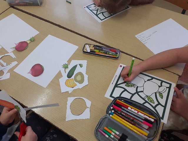 Dzieci kolorują i wycinają obrazki owoców i warzyw