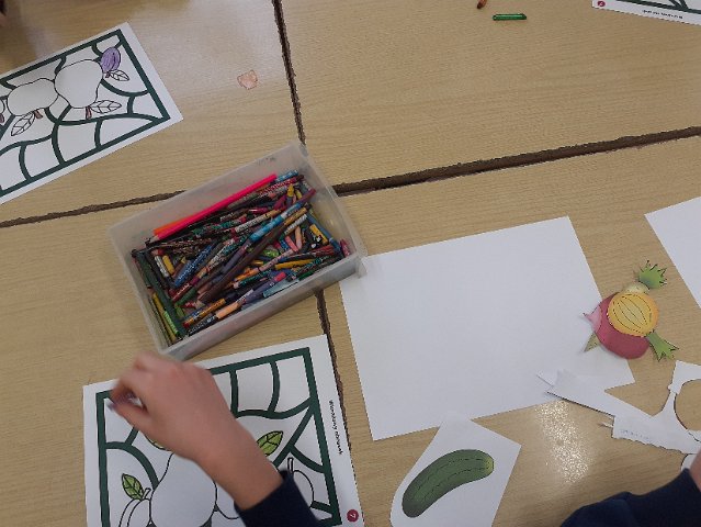 Dzieci kolorują i wycinają obrazki owoców i warzyw
