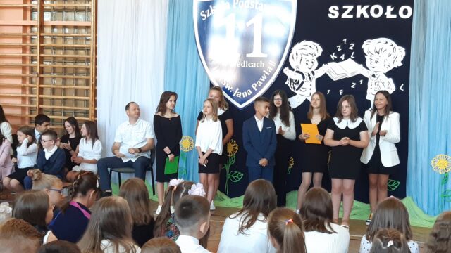 Uroczyste rozpoczęcie roku szkolnego 2022-2023. Akademia dla uczniów klas IV-VI w sali gimnastycznej.
