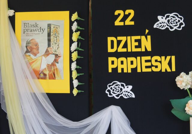 Akademia o tematyce papieskiej – gazetka z portretem Jana Pawła II.