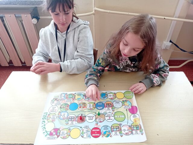 Kasia i Natalka grają w grę planszową „EKOLOGIA”.