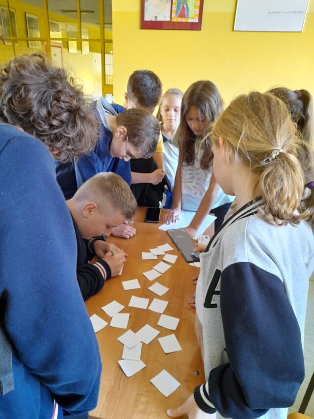 Dzieci przeprowadzają egzamin z tabliczki mnożenia.