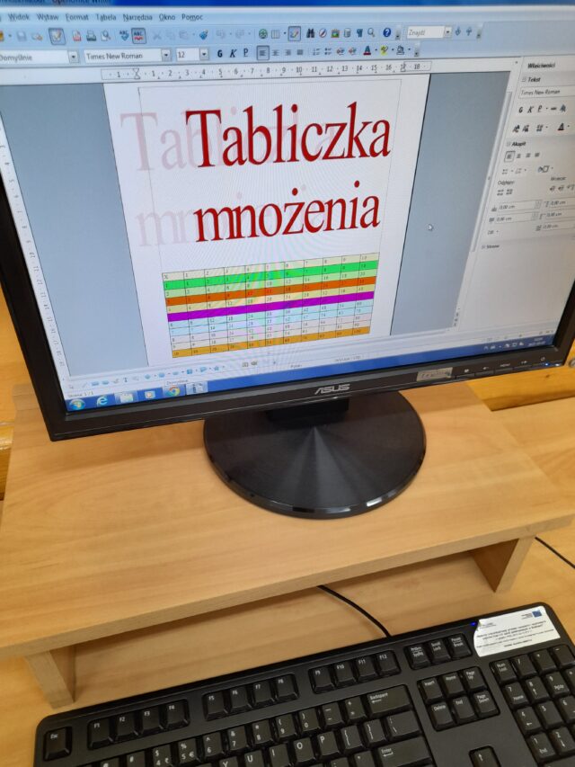 Tabliczka mnożenia utworzona przez dzieci w edytorze tekstowym.