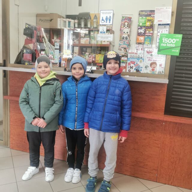 Trzech chłopców poznaje wygląd wnętrza budynku poczty i  zasady jej funkcjonowania.