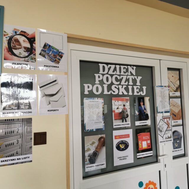 Zdjęcie prezentuje dekorację i materiały dydaktyczne przygotowane do przeprowadzenia zajęć w świetlicy z okazji Dnia Poczty Polskiej.