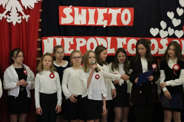 10 listopada odchodziliśmy w naszej szkole 104. rocznicę odzyskania przez Polskę niepodległości. Uczniowie klasy 6c i członkowie koła wokalnego przygotowali uroczystą akademię.