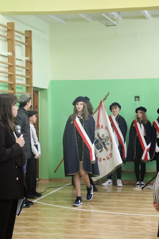 10 listopada odchodziliśmy w naszej szkole 104. rocznicę odzyskania przez Polskę niepodległości. Uczniowie klasy 6c i członkowie koła wokalnego przygotowali uroczystą akademię. Wniesienie sztandaru. 