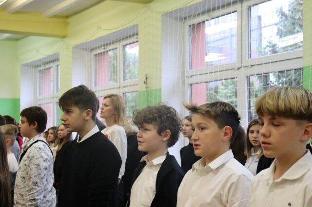 10 listopada odchodziliśmy w naszej szkole 104. rocznicę odzyskania przez Polskę niepodległości. Uczniowie klasy 6c i członkowie koła wokalnego przygotowali uroczystą akademię. Widownia.