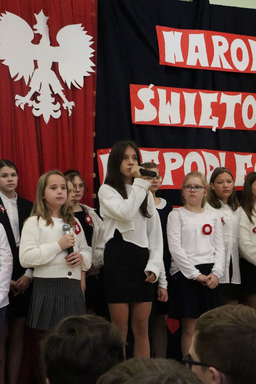 10 listopada odchodziliśmy w naszej szkole 104. rocznicę odzyskania przez Polskę niepodległości. Uczniowie klasy 6c i członkowie koła wokalnego przygotowali uroczystą akademię.