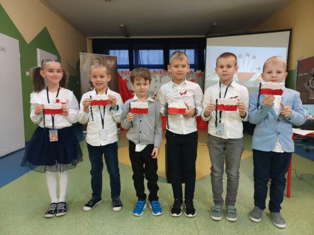 Klasa 1 c najpiękniejsza flaga Polski - praca plastyczna (wyklejanka kuleczkami)