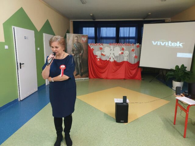 Pani dyrektor Marzena Pietrusiak dziękuje dzieciom i wychowawczyniom za zaangażowanie podczas udziału w zadaniach projektowych.