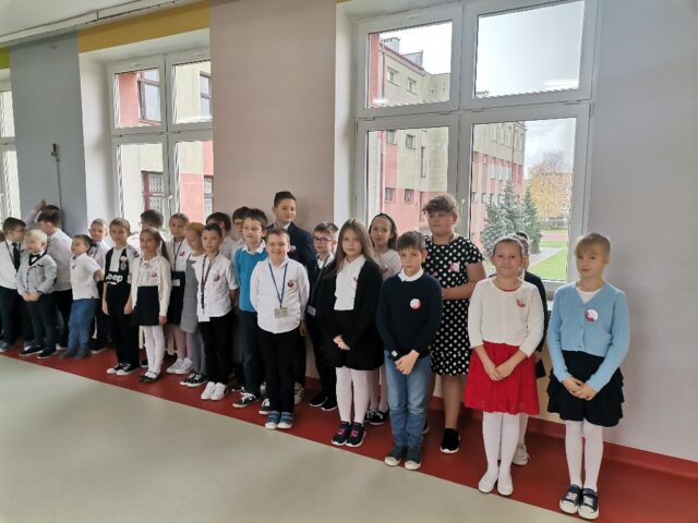 Klasa 3 a podczas śpiewania Hymnu Polski