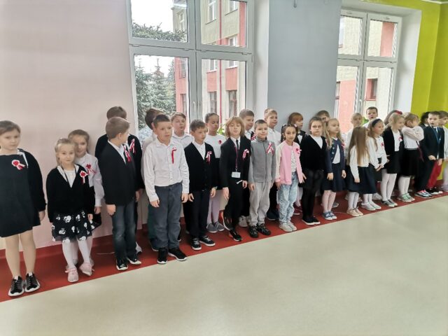 Klasa 2 b podczas śpiewania Hymnu Polski