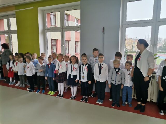 Klasa 1 c podczas śpiewania Hymnu Polski