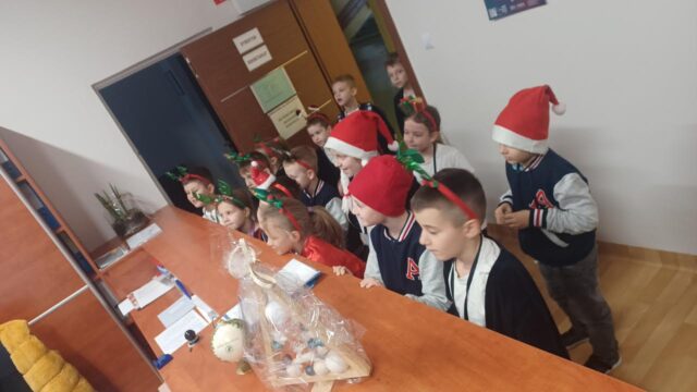 Uczniowie szukają listu od św. Mikołaja.