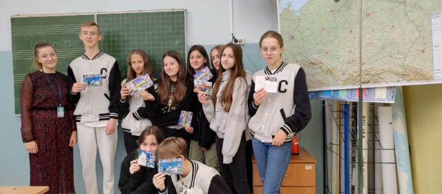 Zdjęcie 10- Z uczniowskim pozdrowieniem - Ogólnopolska wymiana kartek pocztowych  społeczności szkół Jana Pawła II . Klasa 7C