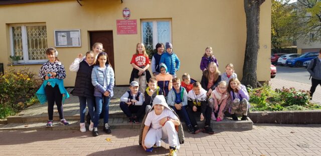 Zdjęcie 12- Z uczniowskim pozdrowieniem - Ogólnopolska wymiana kartek pocztowych  społeczności szkół Jana Pawła II. Dzieci po wysłaniu pocztówek. 
