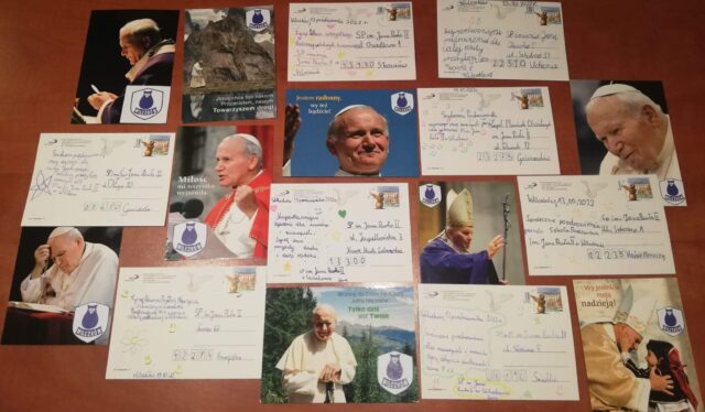 Zdjęcie 12- Z uczniowskim pozdrowieniem - Ogólnopolska wymiana kartek pocztowych  społeczności szkół Jana Pawła II. 