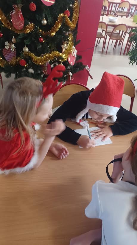 Dzieci wypisują znane im świąteczne dania.