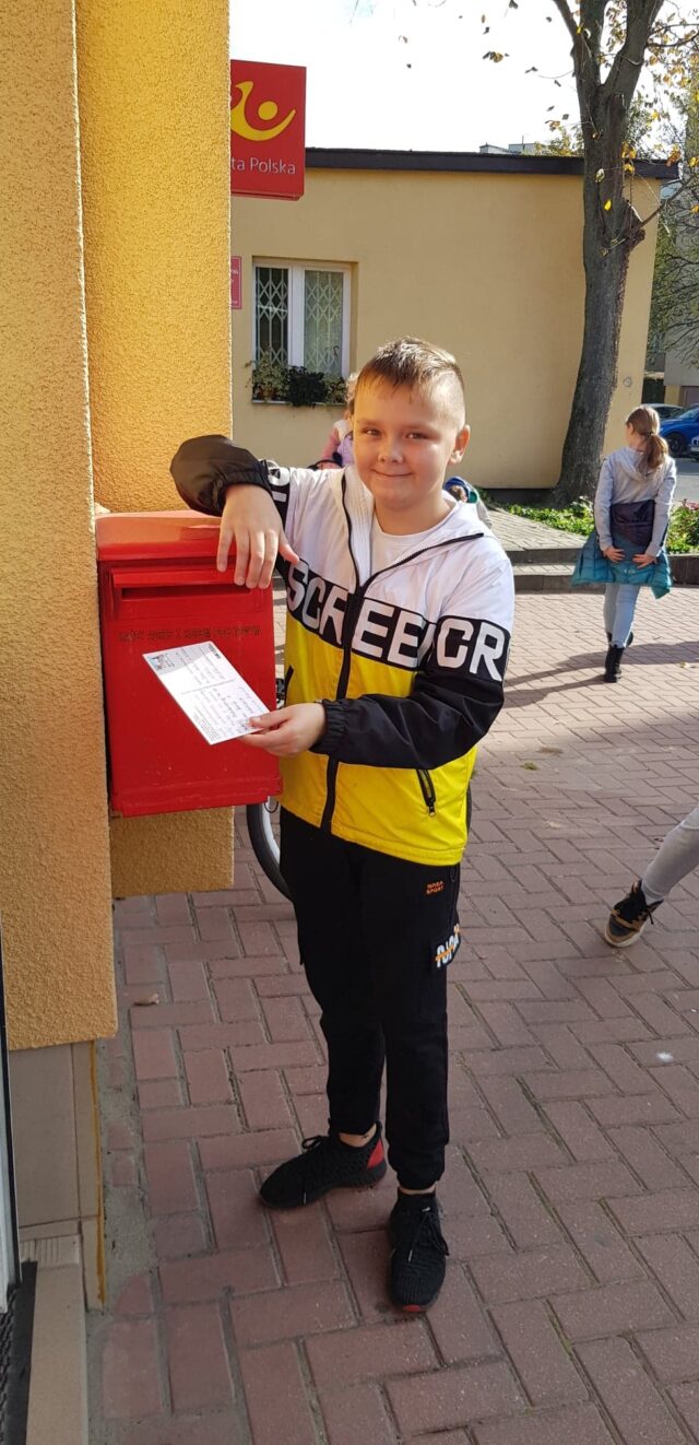 Zdjęcie 8- Z uczniowskim pozdrowieniem - Ogólnopolska wymiana kartek pocztowych  społeczności szkół Jana Pawła II . Maciej.