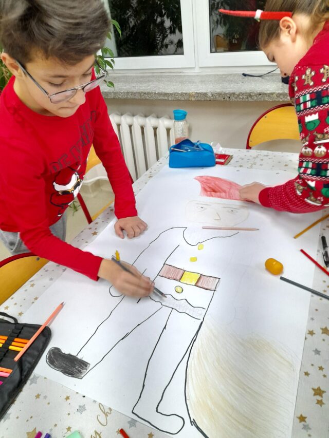 Uczniowie malują Świętego Mikołaja