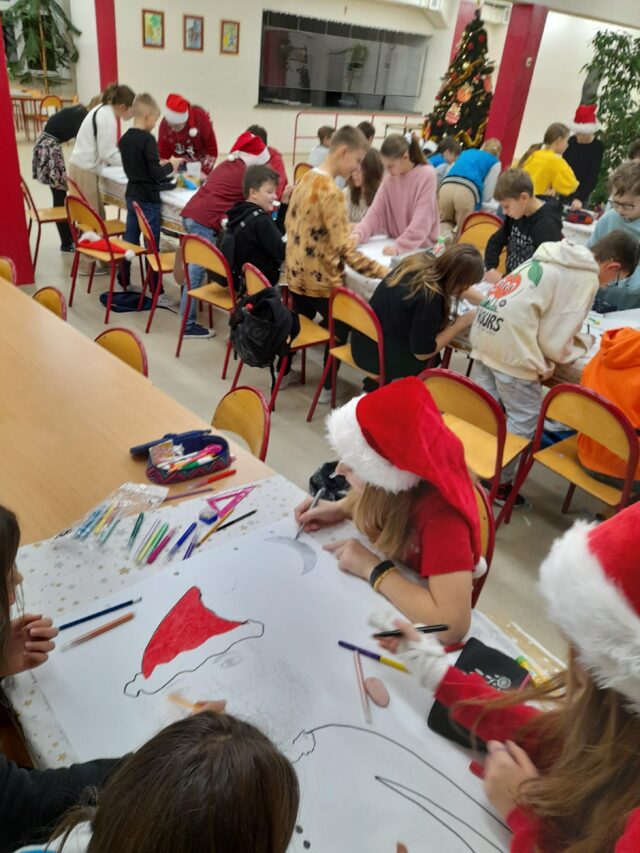 Uczniowie malują Świętego Mikołaja