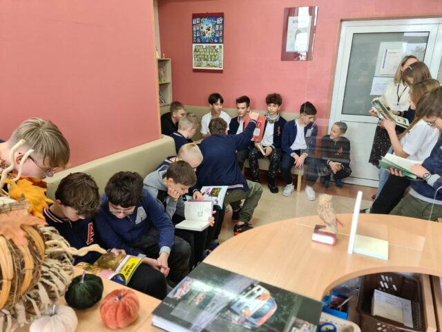 10-Uczniowie z klasy 7A przeglądają wypożyczone przez siebie książki.