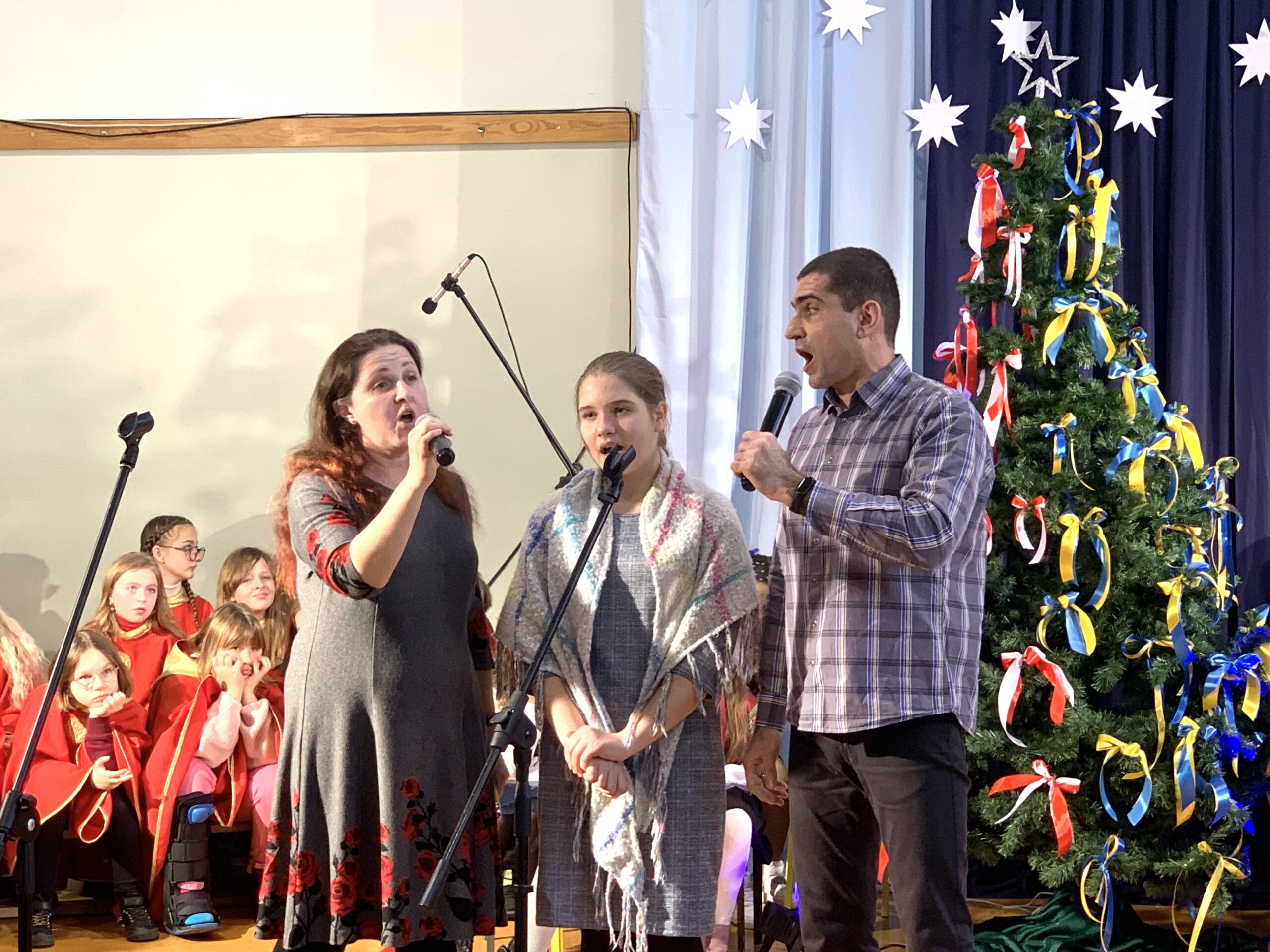 Lubomira Konstand śpiewa na koncercie z rodzicami