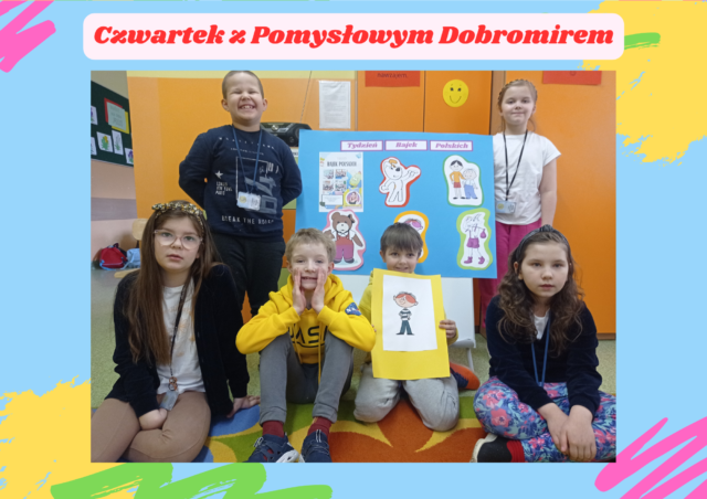 Uczniowie prezentują plakat przedstawiający Pomysłowego Dobromira.