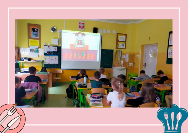 Z KULTURĄ PRZY STOLE - Międzynarodowy Projekt Edukacyjny „Z KULTURĄ MI DO TWARZY”. Uczniowie oglądają film edukacyjny.
