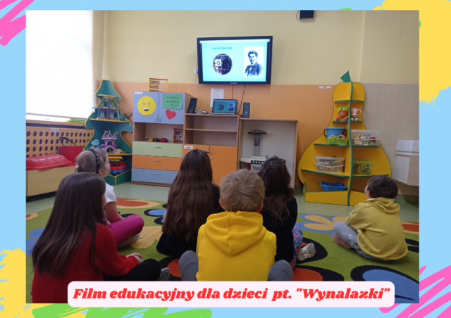 Świetliczaki oglądają film edukacyjny dla dzieci pt. „Wynalazki”.