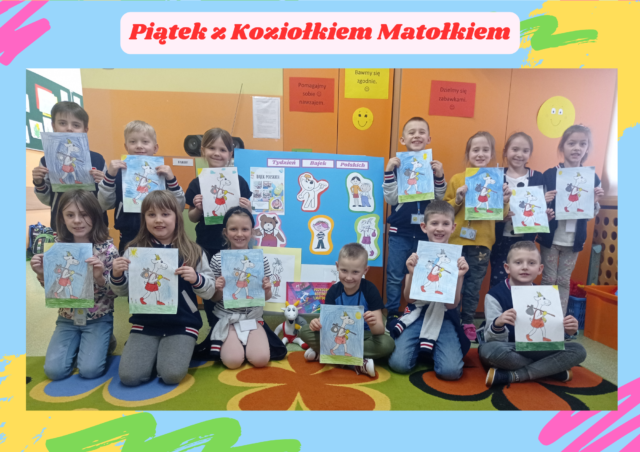 Zdjęcie grupowe. Świetliczaki prezentują swoje kolorowanki przedstawiające Koziołka Matołka.