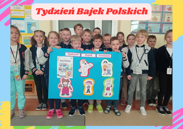Zdjęcie grupowe. Uczniowie prezentują plakat przedstawiający galerię bohaterów bajek polskich.