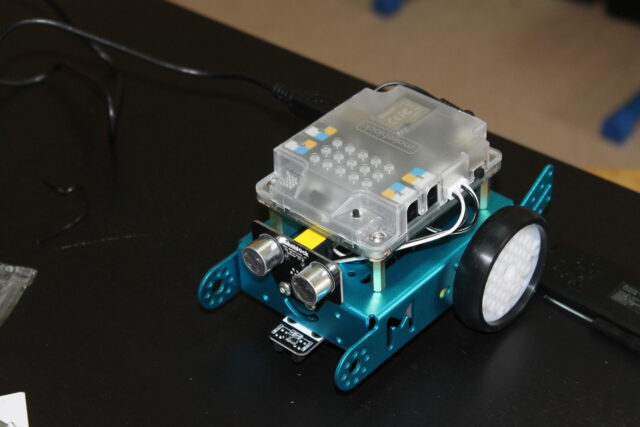 Uczniowie klasy 8 na lekcji informatyki tworzyli swoje pierwsze roboty MBot.