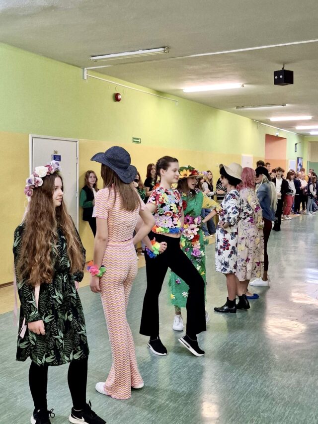 „Wiosenny pokaz mody” przygotowany przez uczennice klas szóstych i ósmych