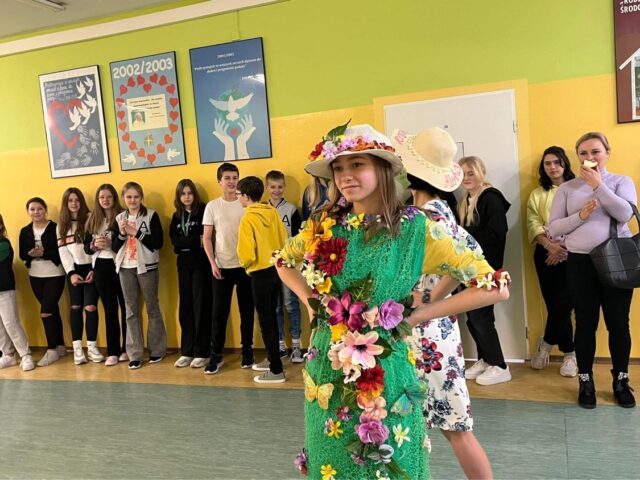 „Wiosenny pokaz mody” przygotowany przez uczennice klas szóstych i ósmych. Piękne kapelusze i kwiaty.