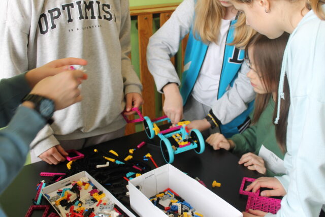 Uczniowie klasy piątej mieli możliwość zapoznać się z klockami Lego. Dzięki zabawie klockami dzieci miały możliwość rozwijania wyobraźni przestrzennej, rozwijały umiejętność sortowania i kategoryzacji.