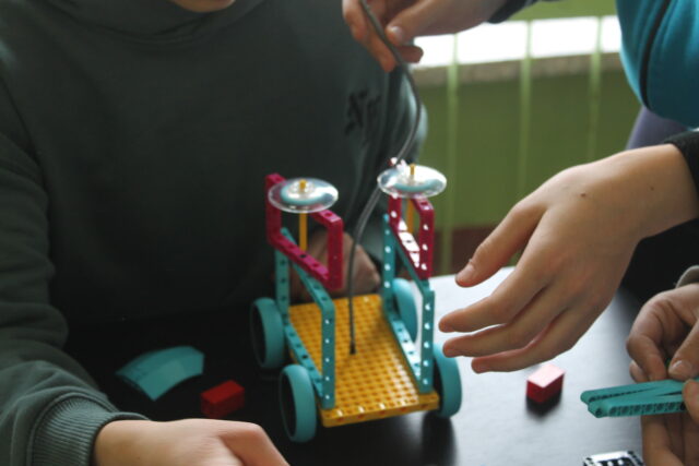 Uczniowie klasy piątej mieli możliwość zapoznać się z klockami Lego. Dzięki zabawie klockami dzieci miały możliwość rozwijania wyobraźni przestrzennej, rozwijały umiejętność sortowania i kategoryzacji.