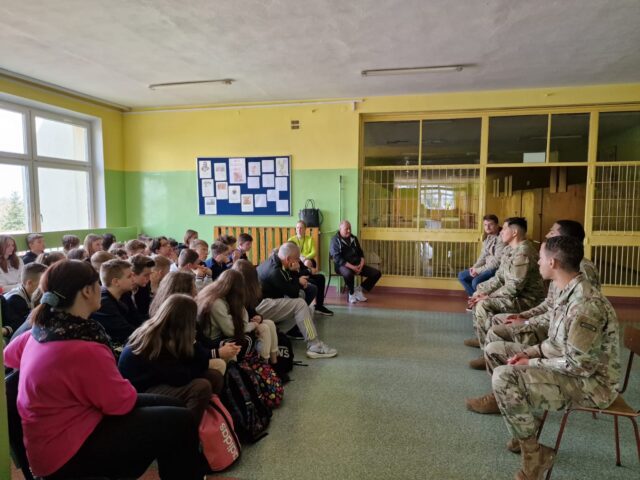 12 kwietnia nasza szkoła miała zaszczyt gościć czterech amerykańskich żołnierzy, którzy spotkali się z uczniami klas 7. Nie zabrakło tłumacza stacjonującego w Siedlcach, ponieważ żołnierze opowiadali o swoim kraju, rodzinach, tradycjach i zwyczajach, które pielęgnują, przebywając w naszym kraju.