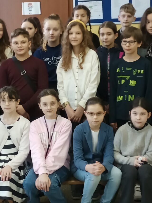 Międzyszkolny konkurs 2023 Czy znasz język ojczysty. Zdjęcie grupowe uczestników konkursu wraz z opiekunami.