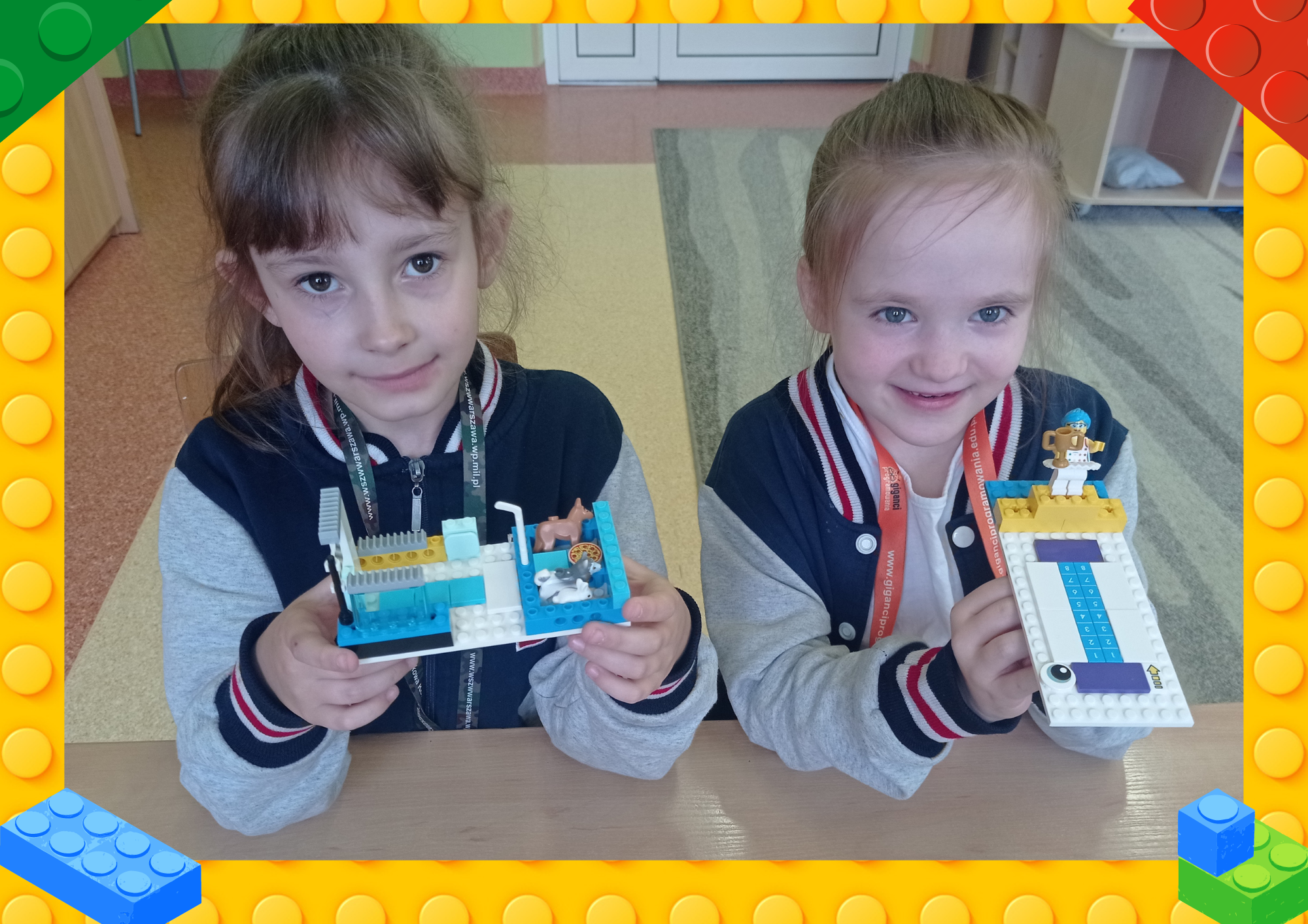 Lego Education w świetlicy. Dziewczynki prezentują swoje modele.