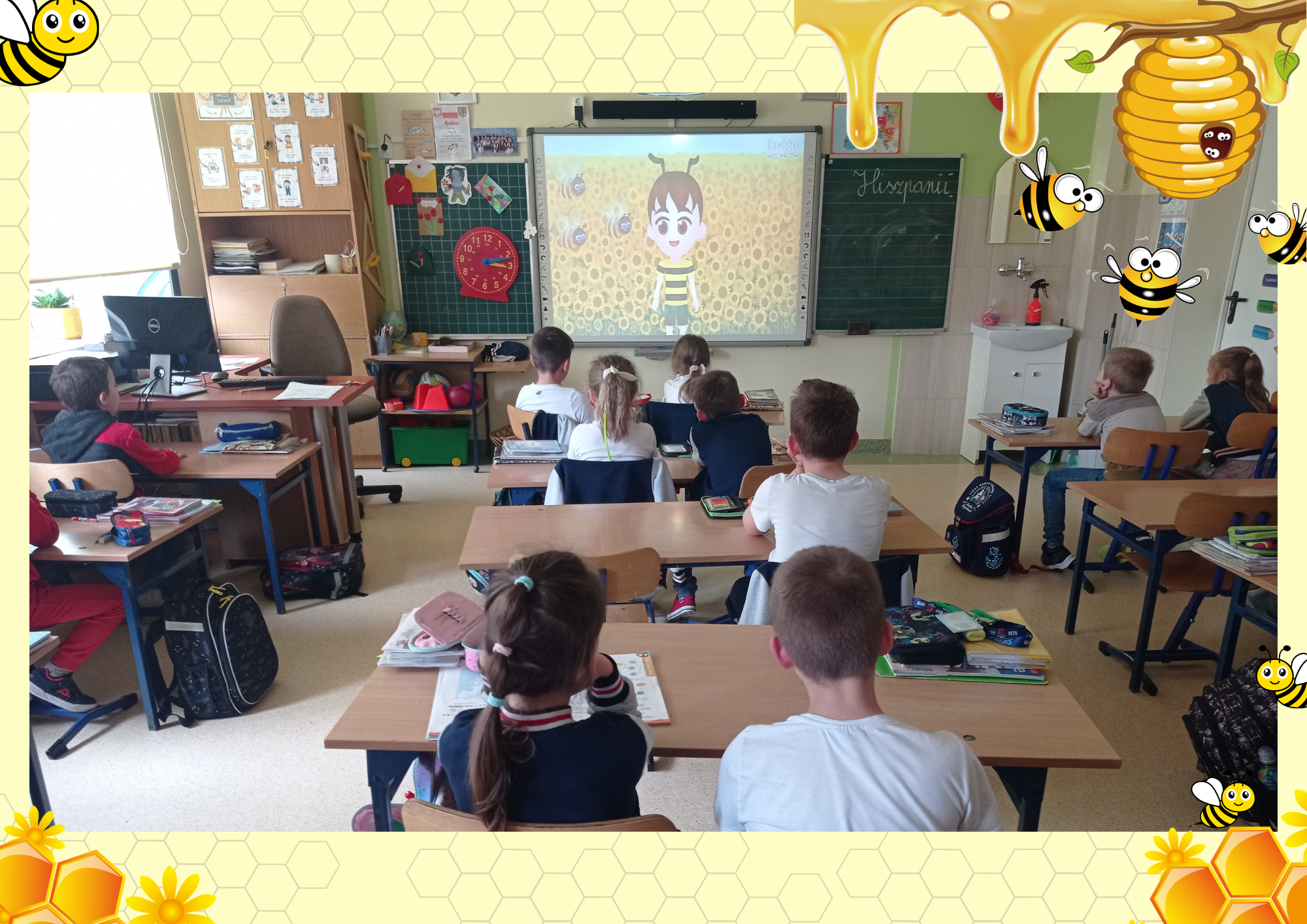 Uczniowie klasy I b oglądają film edukacyjny pt. “Kazio ratuje pszczoły”.