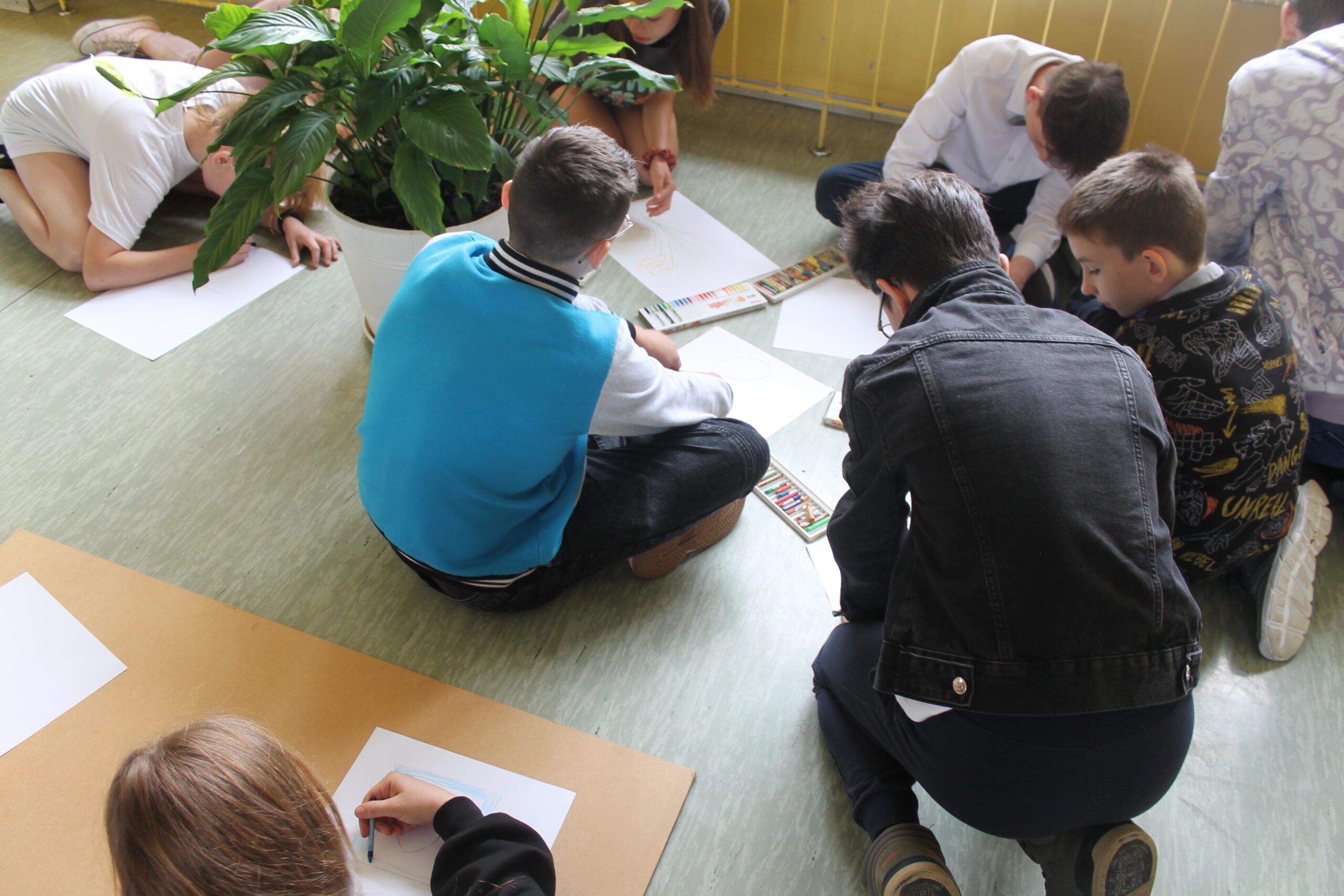 Święto Szkoły maj 2023. Uczniowie po uroczystej akademii biorą udział w zabawach na terenie szkoły - malowanie na kartonach