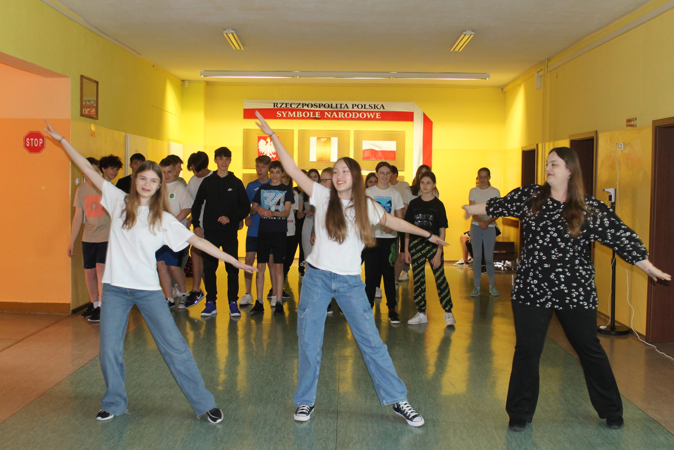 Święto Szkoły maj 2023. Uczniowie po uroczystej akademii biorą udział w zabawach na terenie szkoły - taniec