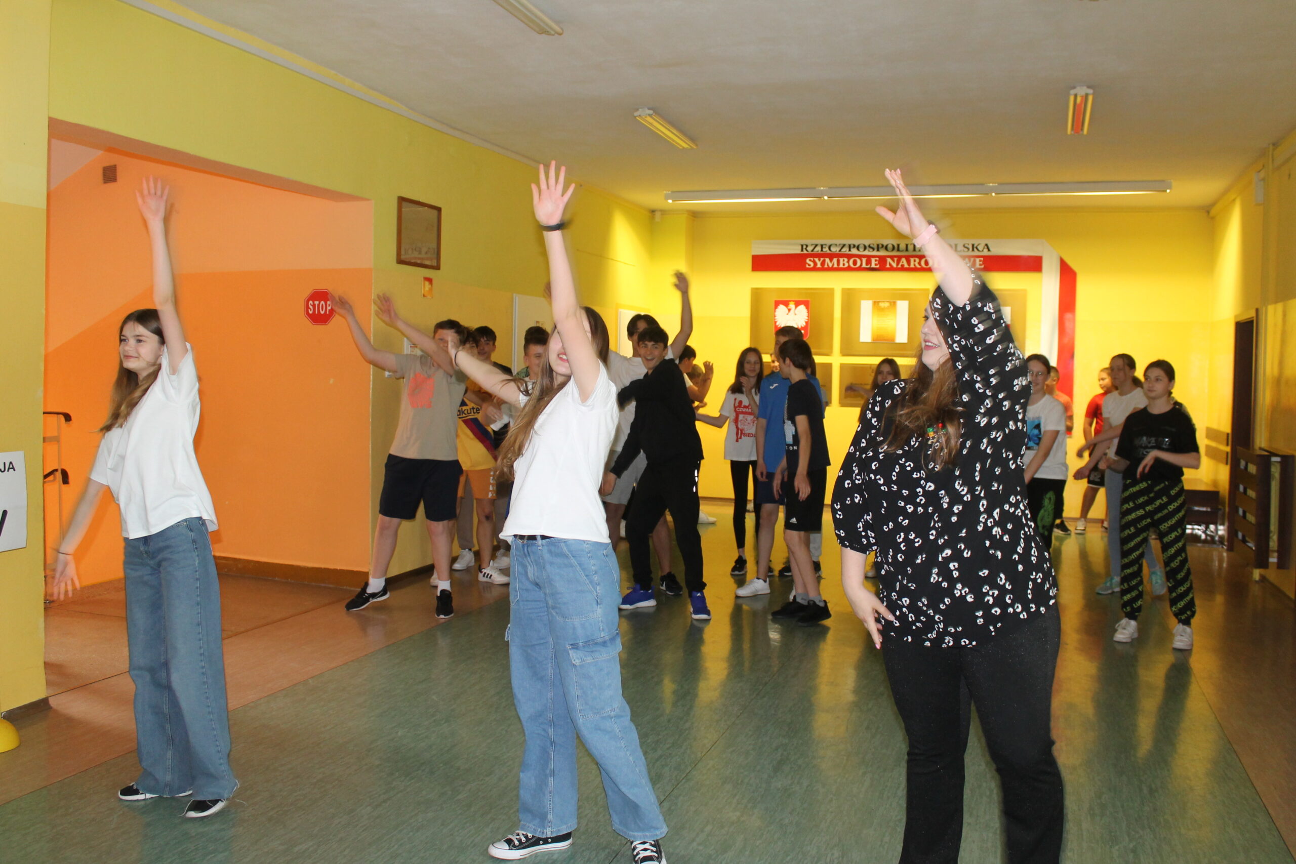 Święto Szkoły maj 2023. Uczniowie po uroczystej akademii biorą udział w zabawach na terenie szkoły - taniec
