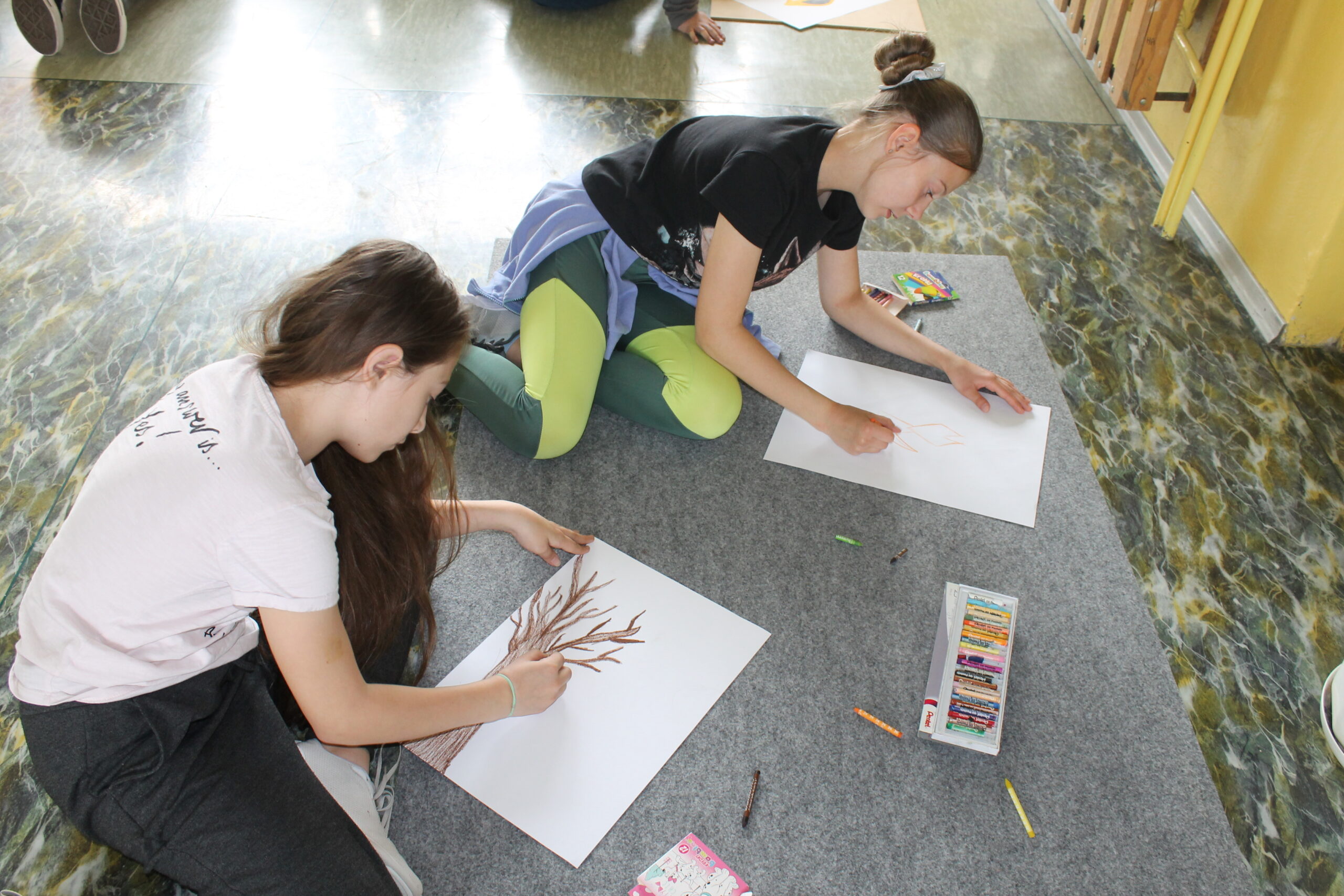 Święto Szkoły maj 2023. Uczniowie po uroczystej akademii biorą udział w zabawach na terenie szkoły - malowanie