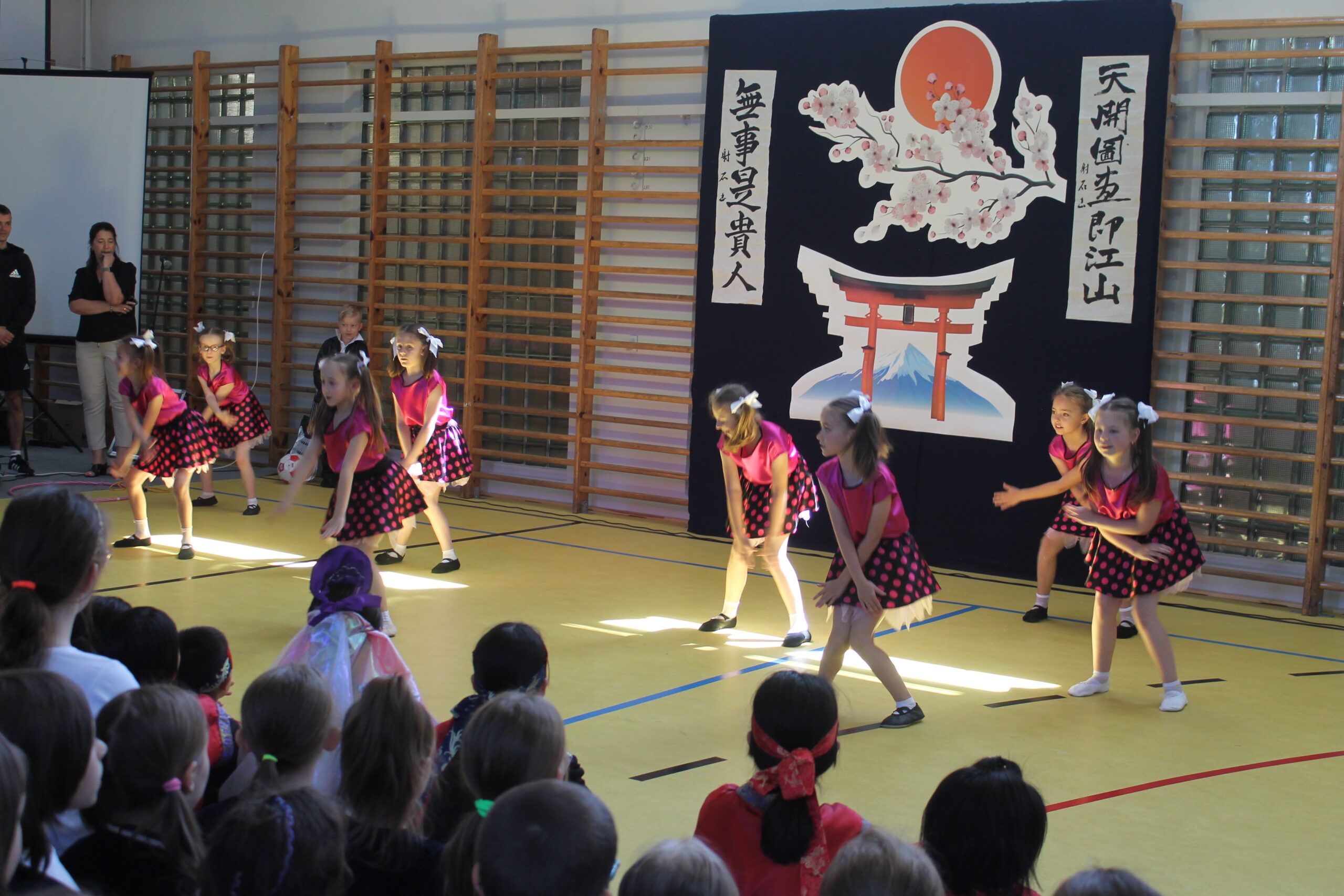 Występ najmłodszych uczniów naszej szkoły podczasa gościnny występ zespołu KIHO z Japonii.
