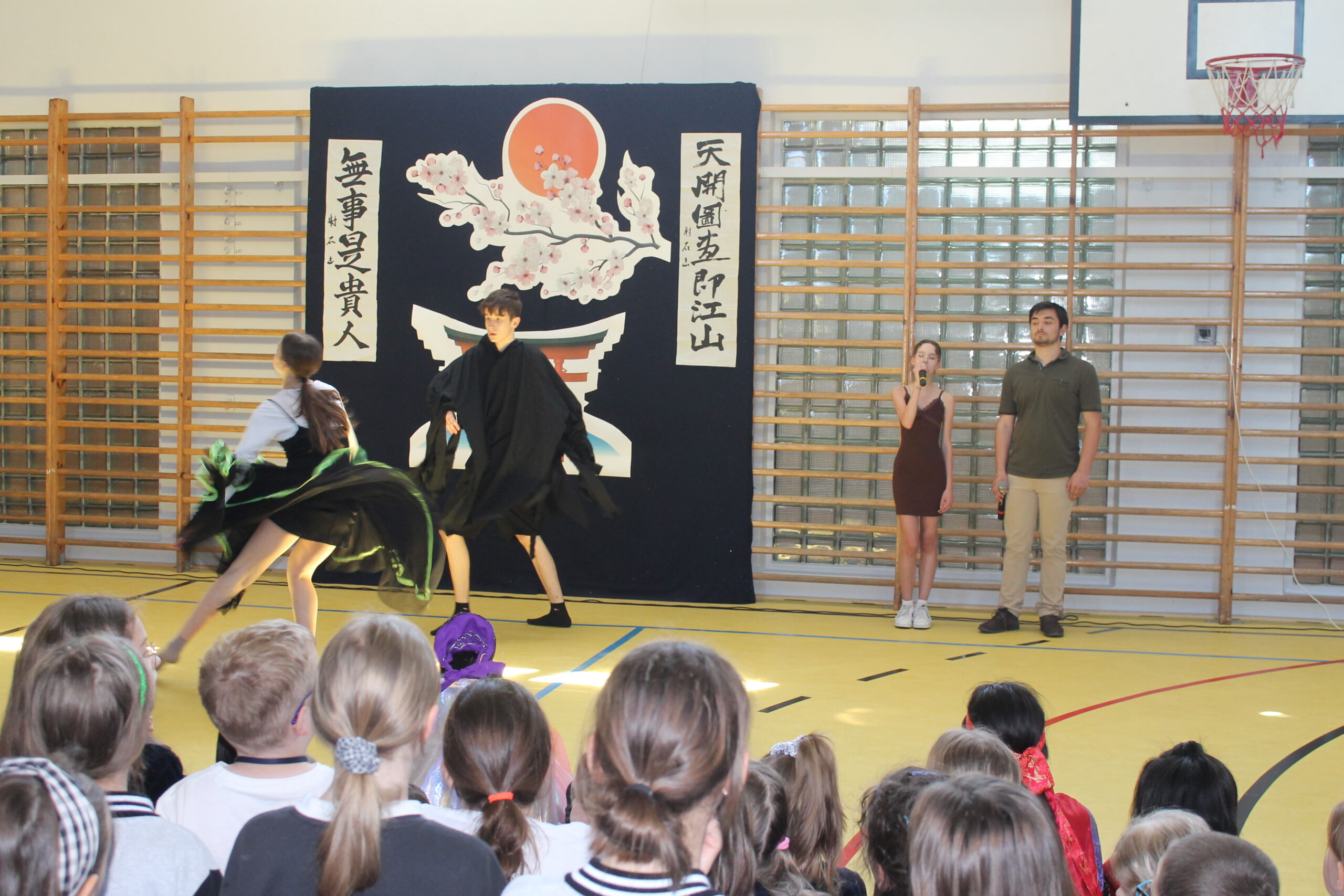 Występ uczniów naszej szkoły podczasa gościnny występ zespołu KIHO z Japonii.